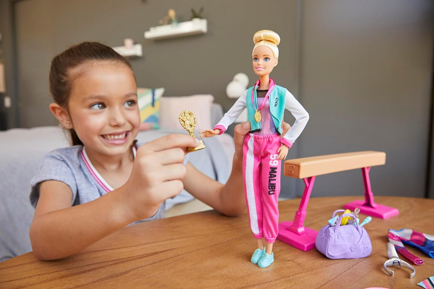 Barbie You Can Be Anything Series, Turnerin, Barbie-Puppe mit blonden Haaren, Schwebebalken, Turnbeutel, Goldmedaille, Barbie-Zubehör, 1 Barbie-Puppe inklusive, Geschenk für Kinder ab 3 Jahren,GJM72
