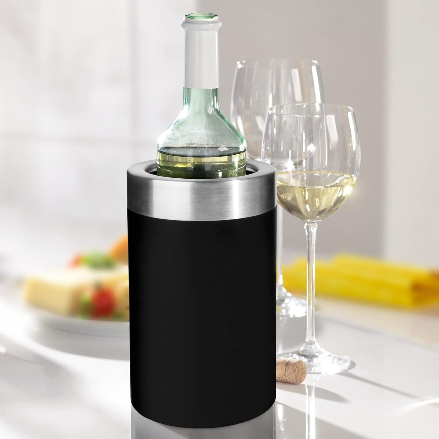 Emsa 507602 Flaschenkühler Thermo Soft-Touch mit Integriertem Kühlgel, Gefriergeeignet, für Flaschen bis 9 cm Durchmesser, langlebiger, innovativer, umweltfreundlicher Getränkekühler, schwarz, rutschfest, edles Design