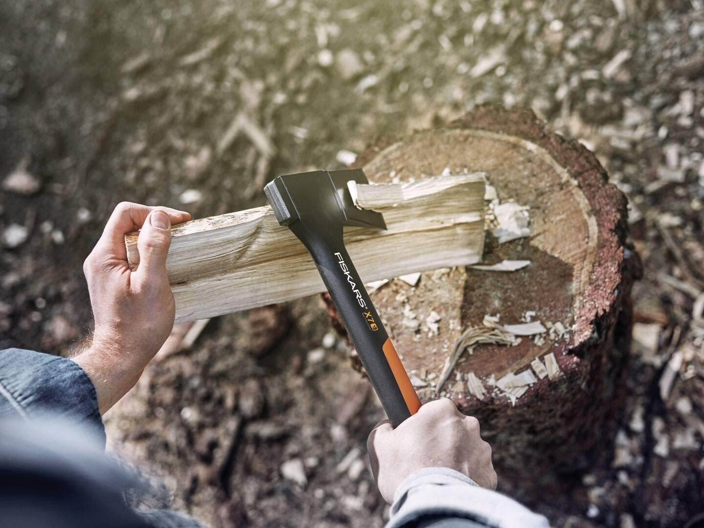 Fiskars Universalaxt X7-XS Kompaktbeil mit Antihaft-Stahlklinge und Glasfasergriff, Holzspaltbeil 640g, Axt für Kamin und Grill, inkl. Transportschutz & Handsäge, 35,5 cm, Schwarz/Orange, 1015618
