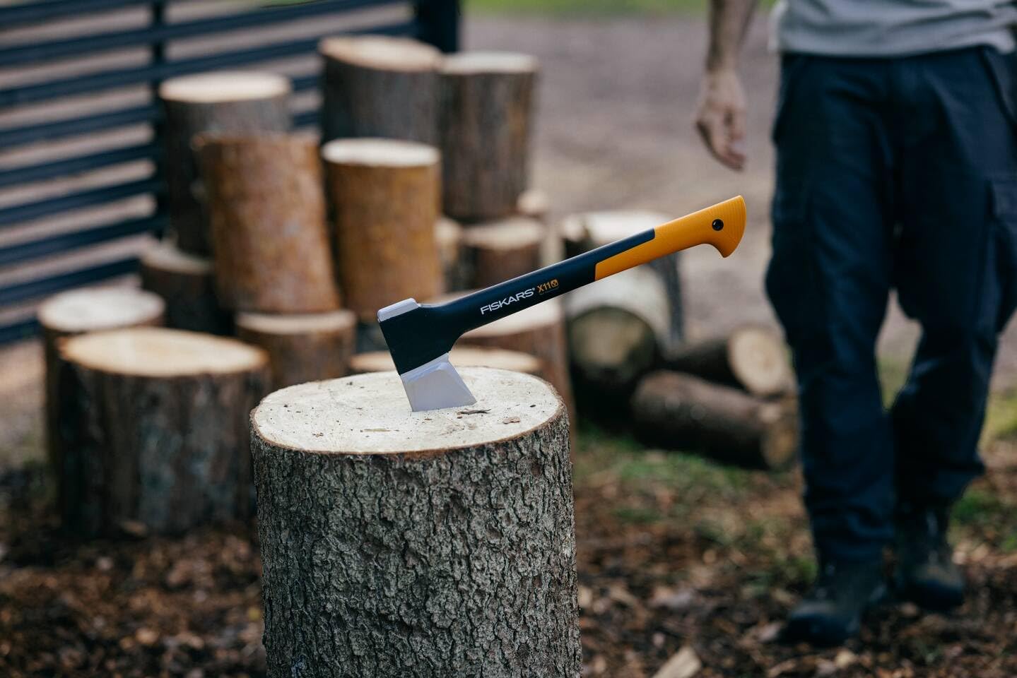 Fiskars Spaltaxt X11-S, 1,1 kg 44cm leichte Holzaxt zum Spalten von Anzündholz und kleinen Scheiten, kompakte Profi-Spaltaxt mit Antihaft-Klinge und ergonomischem Glasfasergriff inkl. Transportschutz