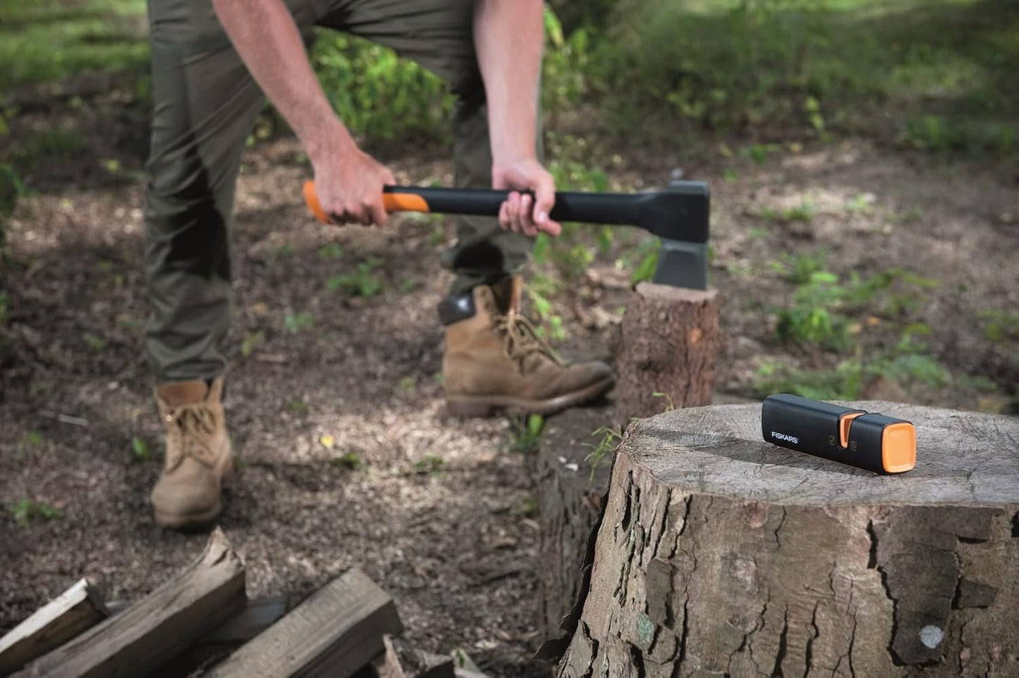 Fiskars Xsharp Keramik-Axt- und Messerschärfer, kompakter Schleifapparat mit Glasfasergehäuse, leichtes Schärfwerkzeug für Äxte und Messer mit rutschfester Standfläche, Gewicht: 90 g