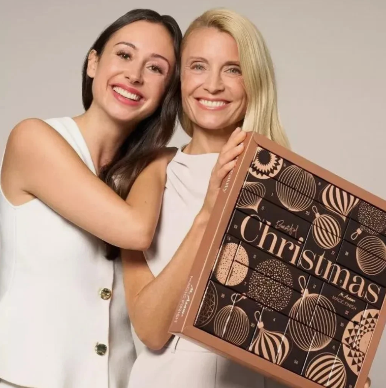 M. Asam MAGIC FINISH Frauen Adventskalender 2025 Make-up Advent Kalender Edition mit Foundation Mascara Lipstick, für Damen und Mädchen ( Wert 212€ )