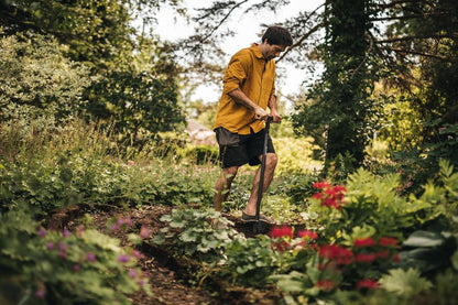 Fiskars Ergo Blumenzwiebel-Pflanzer mit Stiel 1 m, für präzises und komfortables Setzen von Zwiebeln ohne Bücken, gezahnte Grabklinge, rutschfeste Trittfläche, robust, 1,95 kg, 1057078