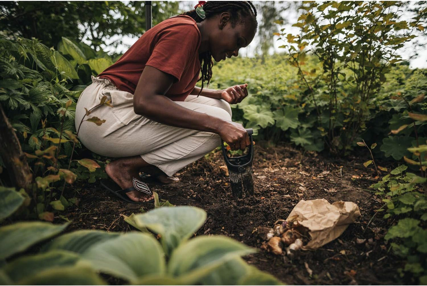 Fiskars Solid Blumenzwiebel-Pflanzer 1057079 aus wetterfestem Kunststoff, ergonomisch, leicht, gezahnte Klinge mit Tiefenskala, für Zwiebeln und Setzlinge, präzises Handwerkzeug 258 g, 24 cm