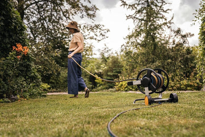 Fiskars Waterwheel XL Manuelle Gartenschlauchtrommel ohne Schlauch – Handbetriebene Trommel mit Rädern, Teleskopgriff, 360° Rotation, Aluminiumgehäuse, leichtes Gartengerät, 4,01 kg, 1062257