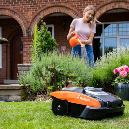 YARD FORCE Mähroboter Compact Rasenmäher 300RBS Automatik 300m² Kompakt Bluetooth Mulchsystem iRadar Sensor Smart Gartenroboter Akku Leise Rasenpflege Roboter Mähen Begrenzungskabel App-gesteuert Wetterfest