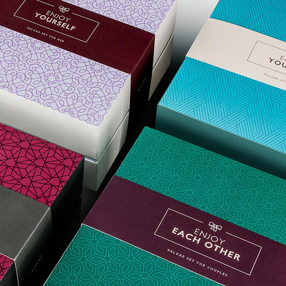 LoveBoxxx Deluxe BDSM Geschenkset für Paare Bondage Set Massagestab Vibrationsspielzeug Handschellen PU-Leder Augenmaske Flogger Bondageseil Samtbeutel Erotikspielzeug Set luxuriös