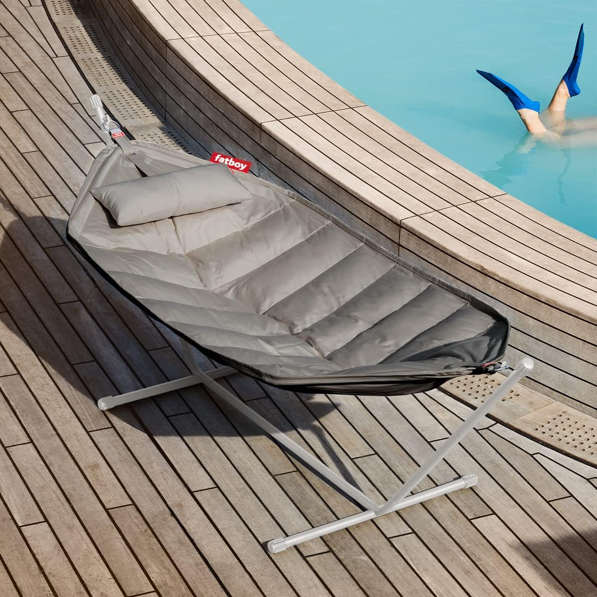 Fatboy® Headdemock Superb in Grau | XXL Hängematte für 2 Personen | Komfort Hängematte mit Metallgestell | Wasser- und UV-beständig | Tragfähigkeit bis 150 kg | Outdoor Hängematte mit Kissen und Tragetasche