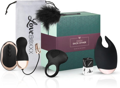 LoveBoxxx Deluxe Erotik Geschenkbox Paar Sexspielzeug Set mit Vibratoren, Vibro-Ei, Cockring, Federkitzler, Augenmaske, Sex-Würfel und Samtbeutel – Schweres, vielseitiges Liebesspielzeug, intensives Paarerlebnis
