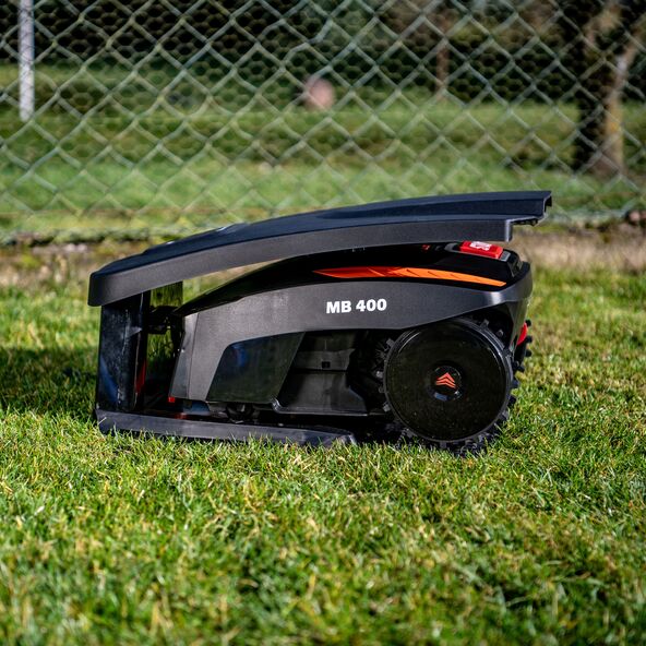 YARD FORCE Mähroboter MB 400 mit Mähgarage und App-Steuerung – Intelligenter Akku-Rasenroboter mit Sensorik, bürstenlosem Motor, für automatische, leise und präzise Rasenpflege bis 400 m²