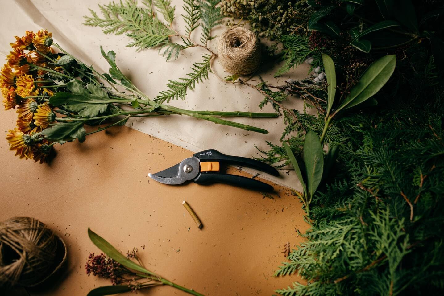 Fiskars Solid Bypass-Gartenschere P121, 18 mm Schnittdurchmesser, Antihaft-Klinge aus gehärtetem Stahl, ergonomische FiberComp-Griffe, leicht & sicher, für frische Äste und Pflanzen, 125 g