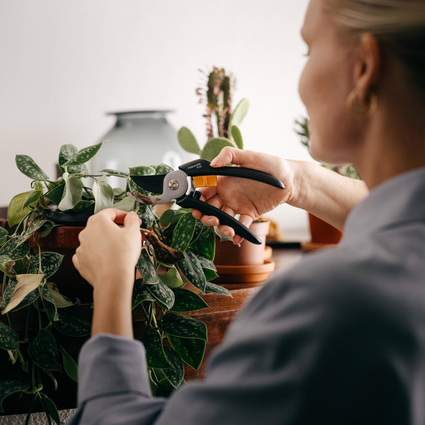 Fiskars Solid Bypass-Gartenschere P121, 18 mm Schnittdurchmesser, Antihaft-Klinge aus gehärtetem Stahl, ergonomische FiberComp-Griffe, leicht & sicher, für frische Äste und Pflanzen, 125 g