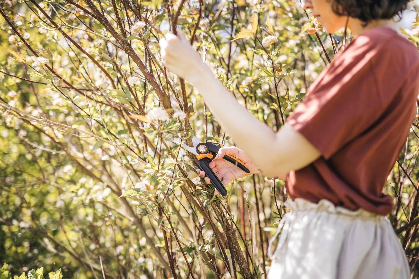 Fiskars X-series PowerGear Bypass-Gartenschere 20,1cm M P921 mit ergonomischem Rollgriff, Antihaft-Edelstahlklingen, für frische Äste, Zweige, Gartenschere 220 g, Schnittstärke 2,4 cm, Schwarz/Orange