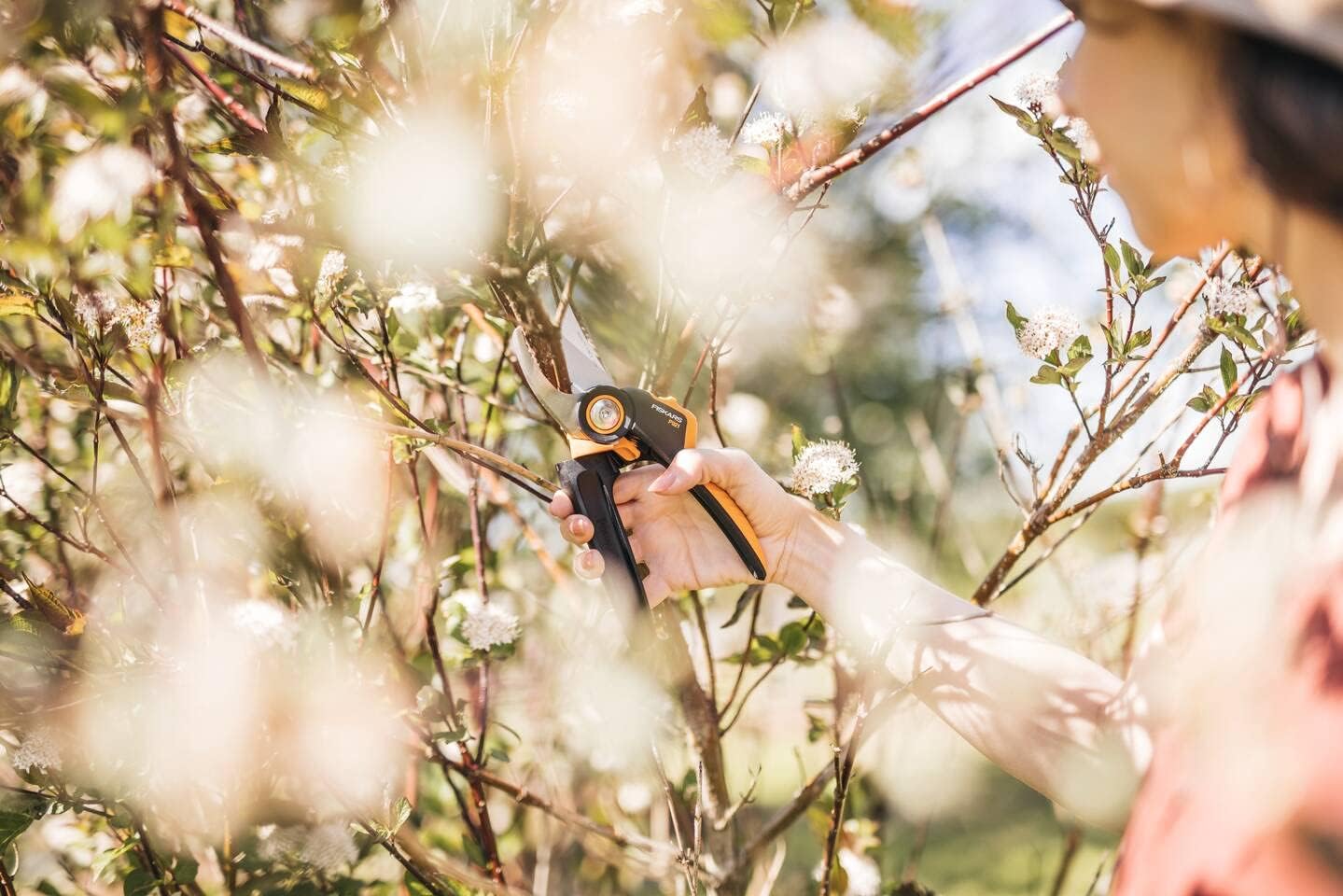 Fiskars X-series PowerGear Bypass-Gartenschere 20,1cm M P921 mit ergonomischem Rollgriff, Antihaft-Edelstahlklingen, für frische Äste, Zweige, Gartenschere 220 g, Schnittstärke 2,4 cm, Schwarz/Orange