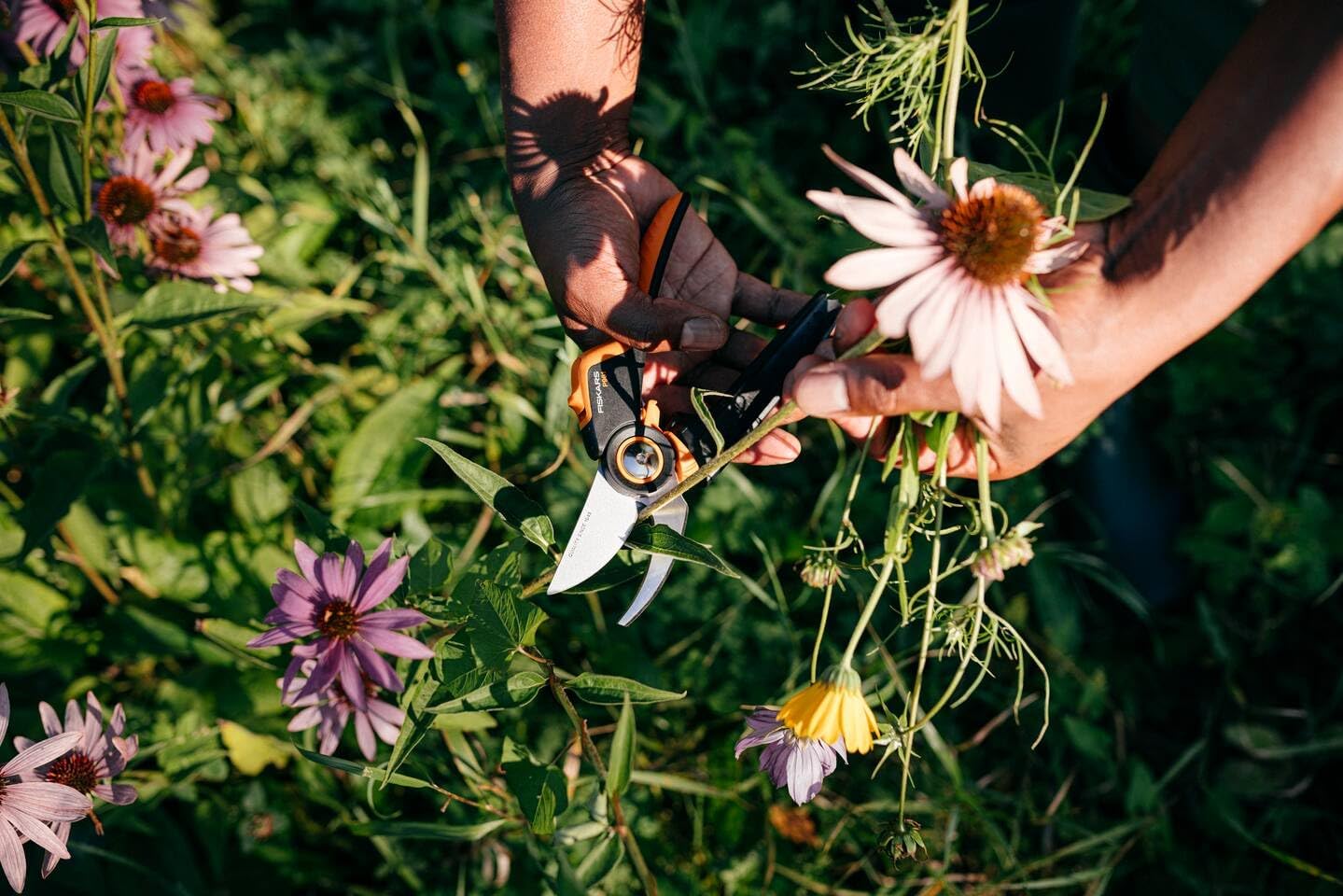 Fiskars X-series PowerGear Bypass-Gartenschere 22,2cm P961 mit ergonomischem Rollgriff, Edelstahl-Antihaftklingen, 2,6 cm Schnittdurchmesser, für frische Äste, robuste Gartenschere 222 g, Schwarz/Orange