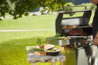 RÖSLE Gasgrill G3 Edelstahl Gasgrill BBQ-Station mit 3 Hauptbrennern, Gusseisenrost, Glaseinsatz im Deckel, Grillstation für Garten Balkon Terrasse, Gasgrill mit Stauraum und Zubehör