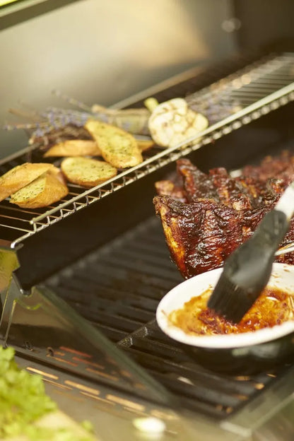 RÖSLE Gasgrill G3 Edelstahl Gasgrill BBQ-Station mit 3 Hauptbrennern, Gusseisenrost, Glaseinsatz im Deckel, Grillstation für Garten Balkon Terrasse, Gasgrill mit Stauraum und Zubehör