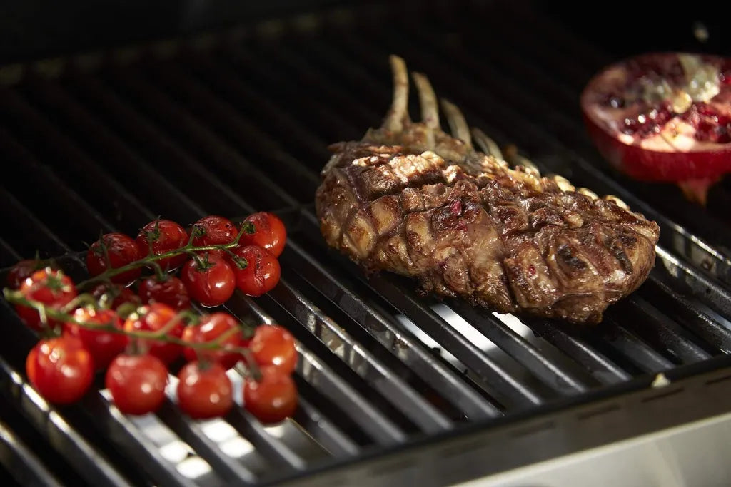 RÖSLE Gasgrill G3 Edelstahl Gasgrill BBQ-Station mit 3 Hauptbrennern, Gusseisenrost, Glaseinsatz im Deckel, Grillstation für Garten Balkon Terrasse, Gasgrill mit Stauraum und Zubehör