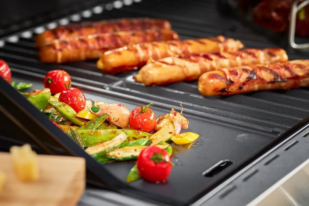 RÖSLE Gasgrill G3 Edelstahl Gasgrill BBQ-Station mit 3 Hauptbrennern, Gusseisenrost, Glaseinsatz im Deckel, Grillstation für Garten Balkon Terrasse, Gasgrill mit Stauraum und Zubehör