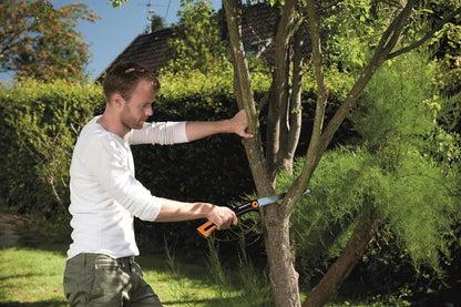 Fiskars Xtract Große Handsäge 25,5cm SW75 mit einziehbarem Sägeblatt, Grobzahnung, ergonomischem SoftGrip-Griff, rostfreier Stahl, ideal zum Schneiden von frischem Holz und Ästen, Gewicht: 230 g