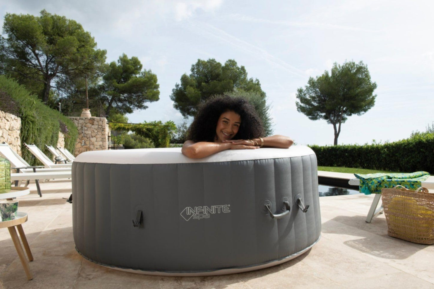 JUNG Infinite Xtra Whirlpool aufblasbar rund beheizter Outdoor Indoor SPA Pool für 4 Personen mit 120 Luftdüsen, integriertem Heizsystem, Filtersystem, Thermoabdeckung & digitaler Steuerung