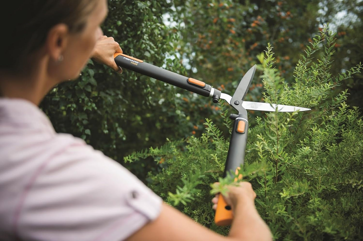 Fiskars SmartFit HS86 Teleskop-Heckenschere, Langlebige Hochwertige Stahlklingen, Antihaftbeschichtet, Teleskop-Gartenwerkzeug für Hecken und Sträucher, Ergonomisch, Rutschfeste Griffe, Verstellbar 68-93 cm, Schwarz/Orange