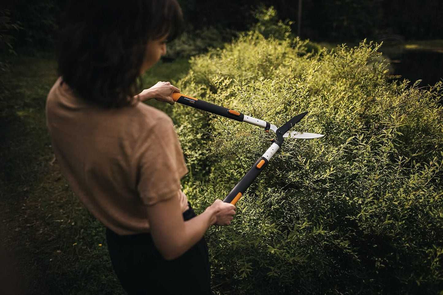 Fiskars SmartFit HS86 Teleskop-Heckenschere, Langlebige Hochwertige Stahlklingen, Antihaftbeschichtet, Teleskop-Gartenwerkzeug für Hecken und Sträucher, Ergonomisch, Rutschfeste Griffe, Verstellbar 68-93 cm, Schwarz/Orange