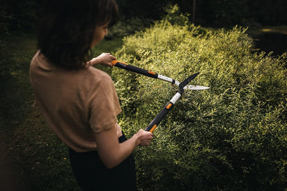 Fiskars SmartFit HS86 Teleskop-Heckenschere, Langlebige Hochwertige Stahlklingen, Antihaftbeschichtet, Teleskop-Gartenwerkzeug für Hecken und Sträucher, Ergonomisch, Rutschfeste Griffe, Verstellbar 68-93 cm, Schwarz/Orange