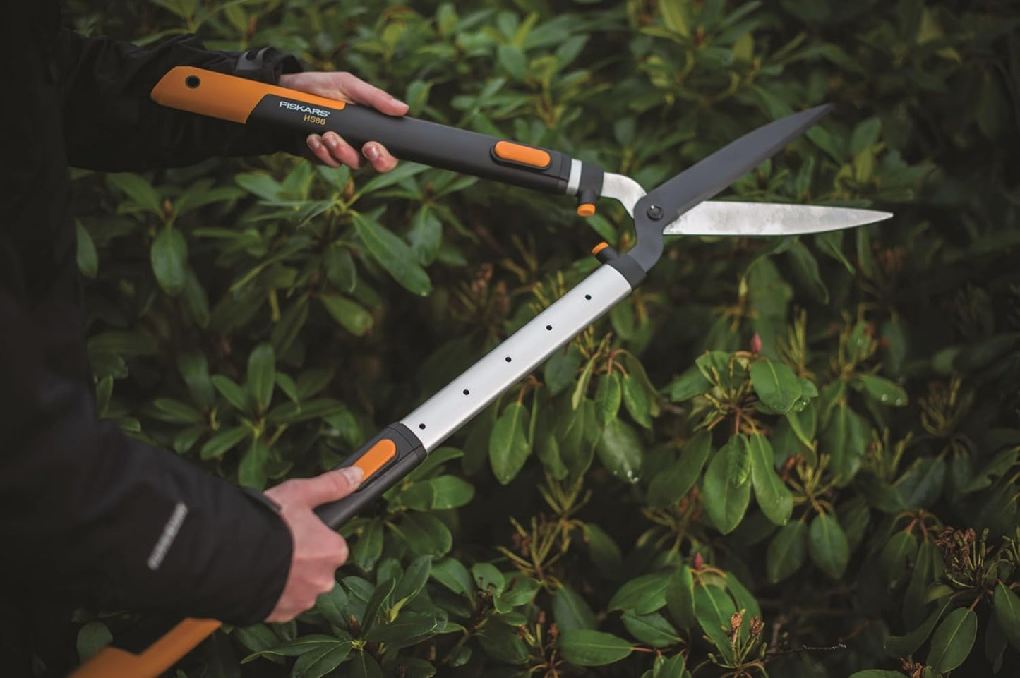 Fiskars SmartFit HS86 Teleskop-Heckenschere, Langlebige Hochwertige Stahlklingen, Antihaftbeschichtet, Teleskop-Gartenwerkzeug für Hecken und Sträucher, Ergonomisch, Rutschfeste Griffe, Verstellbar 68-93 cm, Schwarz/Orange