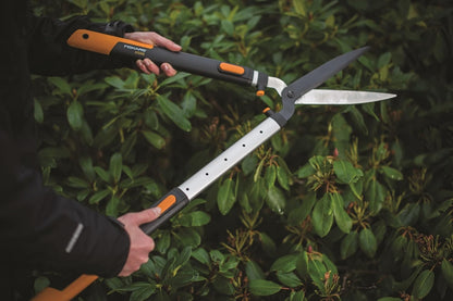 Fiskars SmartFit HS86 Teleskop-Heckenschere, Langlebige Hochwertige Stahlklingen, Antihaftbeschichtet, Teleskop-Gartenwerkzeug für Hecken und Sträucher, Ergonomisch, Rutschfeste Griffe, Verstellbar 68-93 cm, Schwarz/Orange