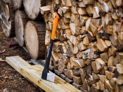 Fiskars Spaltaxt X17-M, 1,53 kg Holzspaltaxt mit Antihaft-Stahlklinge, Glasfasergriff, 60 cm Axt für mittelgroße Holzstämme, Kaminholz-Axt inkl. Transportschutz, Schwarz/Orange, 1015641