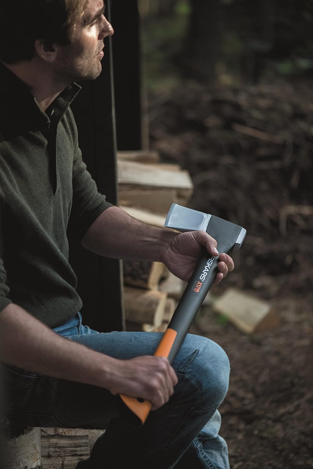 Fiskars Spaltaxt X17-M, 1,53 kg Holzspaltaxt mit Antihaft-Stahlklinge, Glasfasergriff, 60 cm Axt für mittelgroße Holzstämme, Kaminholz-Axt inkl. Transportschutz, Schwarz/Orange, 1015641