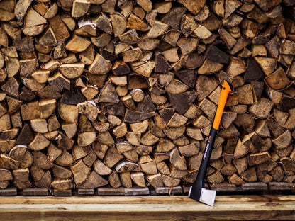 Fiskars Spaltaxt X17-M, 1,53 kg Holzspaltaxt mit Antihaft-Stahlklinge, Glasfasergriff, 60 cm Axt für mittelgroße Holzstämme, Kaminholz-Axt inkl. Transportschutz, Schwarz/Orange, 1015641