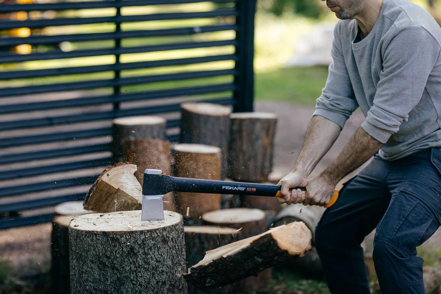 Fiskars Spaltaxt X21-L, 1,63 kg Profi-Holzspaltaxt mit Antihaft-Stahlklinge und Glasfasergriff, 70 cm lange Axt für mittelgroße Stammstücke, inkl. Transportschutz, Schwarz/Orange, 1015642