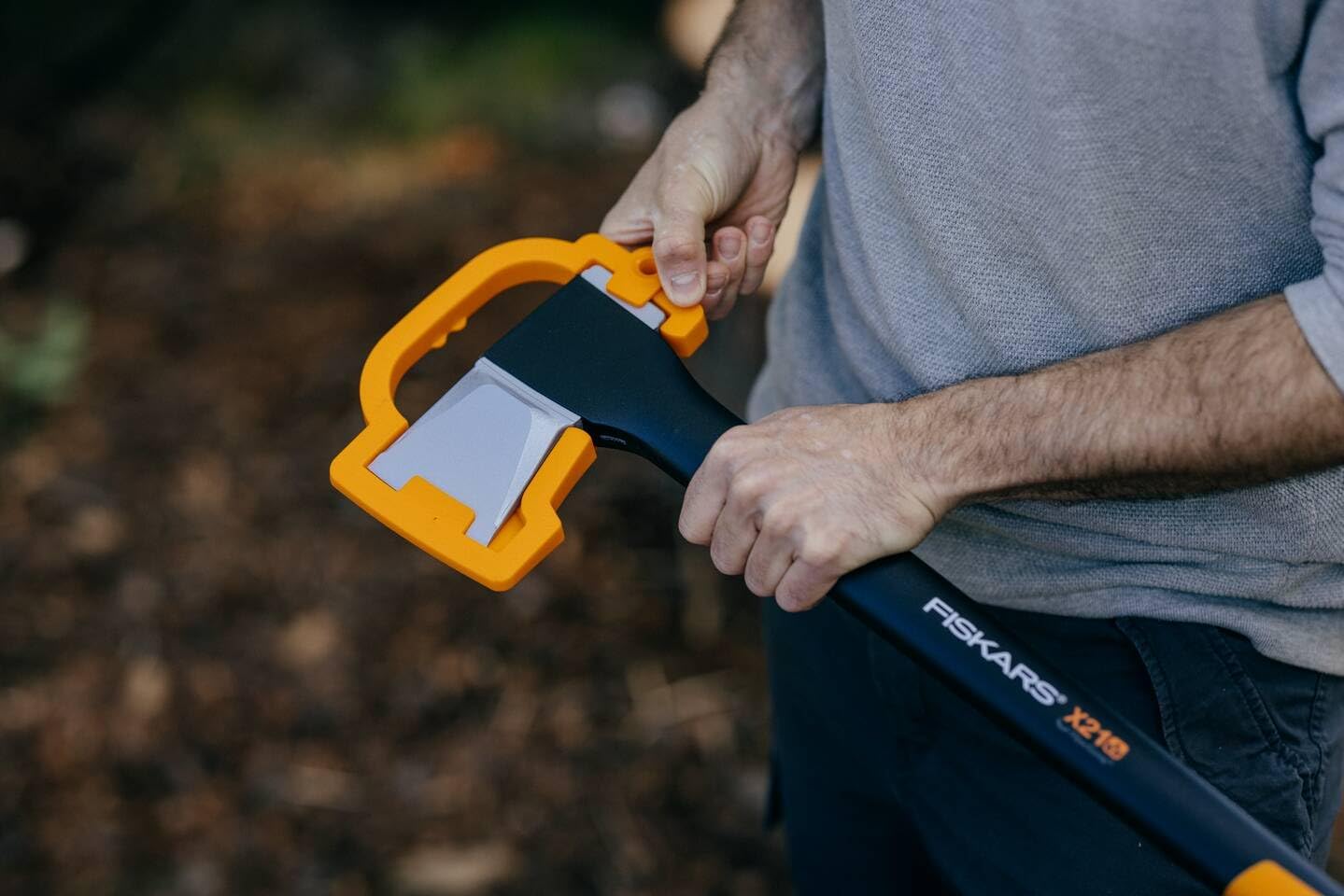 Fiskars Spaltaxt X21-L, 1,63 kg Profi-Holzspaltaxt mit Antihaft-Stahlklinge und Glasfasergriff, 70 cm lange Axt für mittelgroße Stammstücke, inkl. Transportschutz, Schwarz/Orange, 1015642