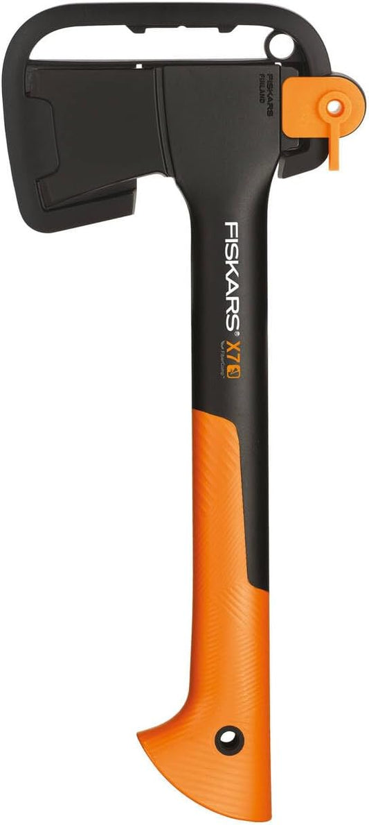 Fiskars Universalaxt X7-XS Kompaktbeil mit Antihaft-Stahlklinge und Glasfasergriff, Holzspaltbeil 640g, Axt für Kamin und Grill, inkl. Transportschutz & Handsäge, 35,5 cm, Schwarz/Orange, 1015618