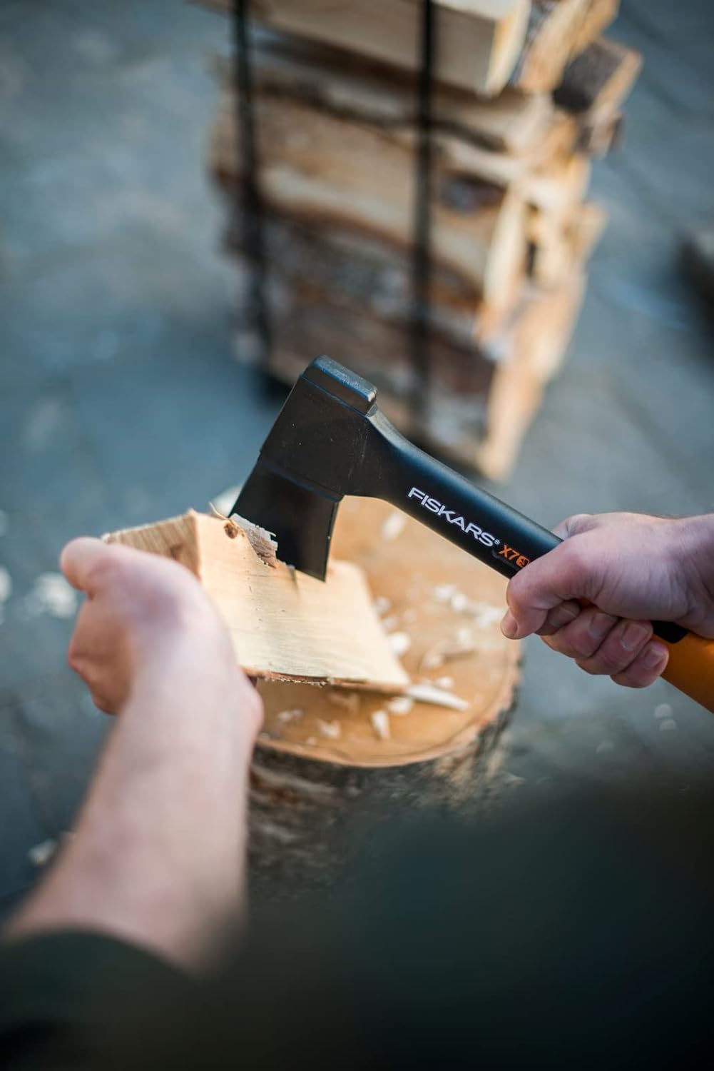 Fiskars Universalaxt X7-XS Kompaktbeil mit Antihaft-Stahlklinge und Glasfasergriff, Holzspaltbeil 640g, Axt für Kamin und Grill, inkl. Transportschutz & Handsäge, 35,5 cm, Schwarz/Orange, 1015618