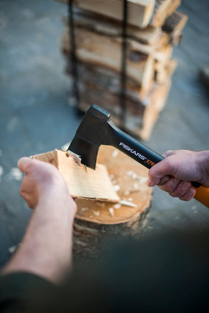 Fiskars Universalaxt X7-XS Kompaktbeil mit Antihaft-Stahlklinge und Glasfasergriff, Holzspaltbeil 640g, Axt für Kamin und Grill, inkl. Transportschutz & Handsäge, 35,5 cm, Schwarz/Orange, 1015618