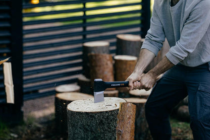 Fiskars Spaltaxt X11-S, 1,1 kg 44cm leichte Holzaxt zum Spalten von Anzündholz und kleinen Scheiten, kompakte Profi-Spaltaxt mit Antihaft-Klinge und ergonomischem Glasfasergriff inkl. Transportschutz