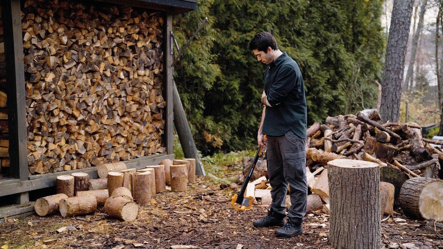 Fiskars Spaltaxt X27-XXL, 2,57 kg 96cm schwere Holzaxt mit langer Klinge und glasfaserverstärktem Griff, Profi-Holzspalter für große Holzstämme über 30 cm, Antihaftklinge inkl. Transportschutz, 1015644