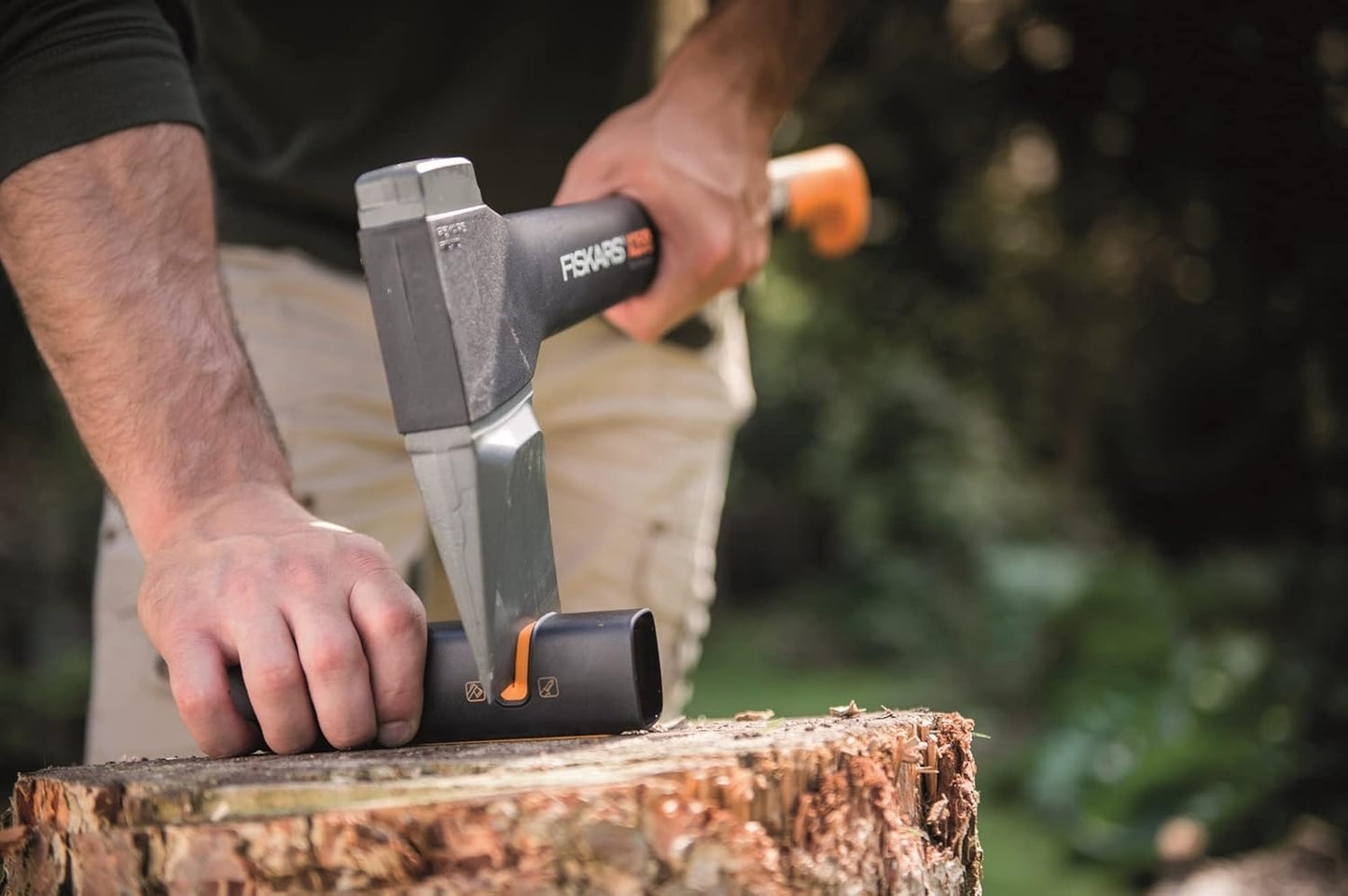 Fiskars Xsharp Keramik-Axt- und Messerschärfer, kompakter Schleifapparat mit Glasfasergehäuse, leichtes Schärfwerkzeug für Äxte und Messer mit rutschfester Standfläche, Gewicht: 90 g