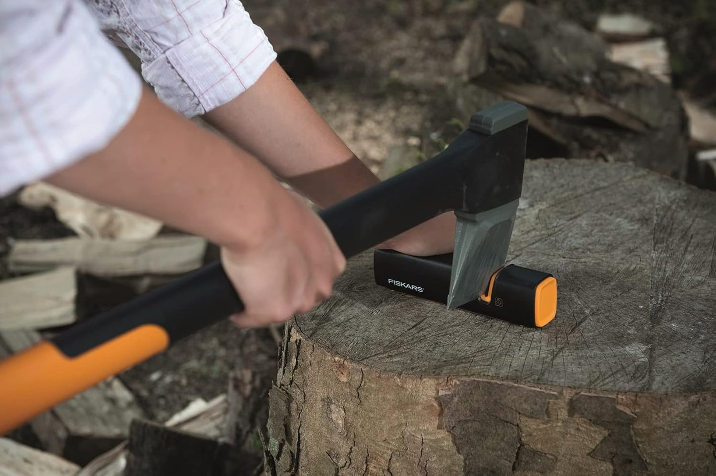 Fiskars Xsharp Keramik-Axt- und Messerschärfer, kompakter Schleifapparat mit Glasfasergehäuse, leichtes Schärfwerkzeug für Äxte und Messer mit rutschfester Standfläche, Gewicht: 90 g