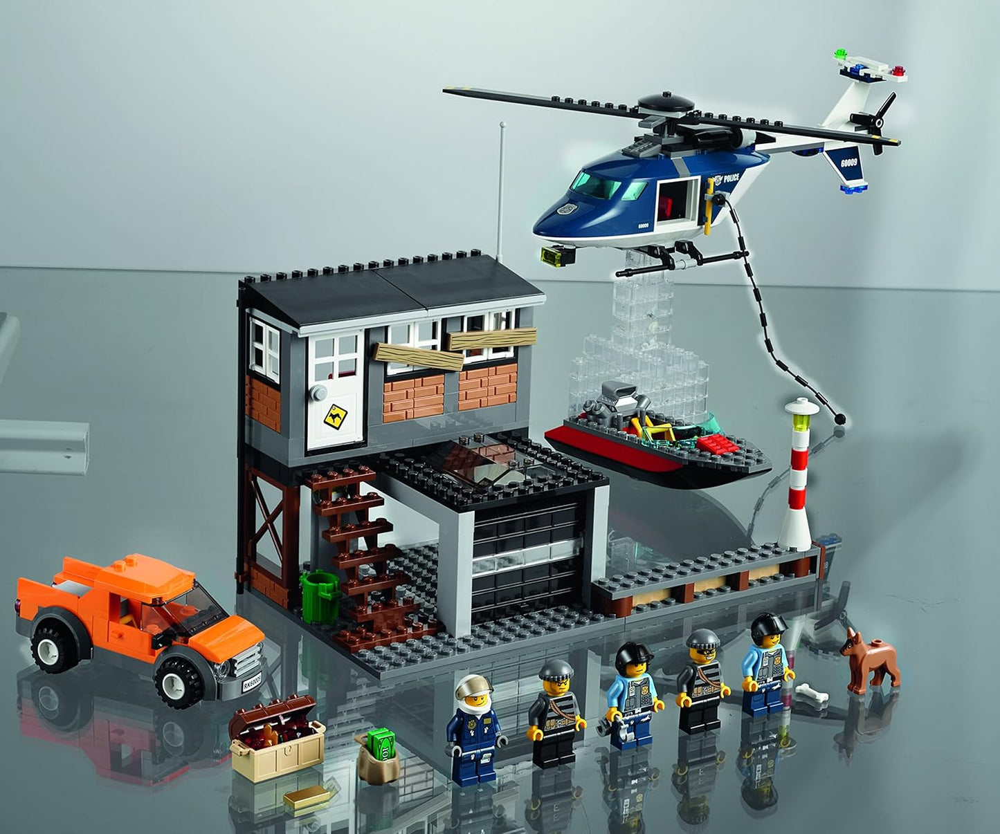 LEGO 301179 (60009) Polizei Hubschrauber Verfolgungsjagd Set mit Elite Polizei Pilot, Einbrecher Minifiguren, Auto, Schnellboot, Versteck mit Falltür, Pier Zubehör für Kinder, Action Spielzeug und Polizeieinsatz Abenteuer