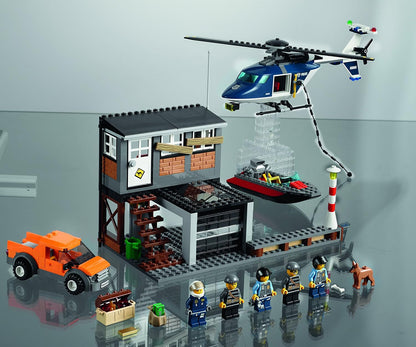 LEGO 301179 (60009) Polizei Hubschrauber Verfolgungsjagd Set mit Elite Polizei Pilot, Einbrecher Minifiguren, Auto, Schnellboot, Versteck mit Falltür, Pier Zubehör für Kinder, Action Spielzeug und Polizeieinsatz Abenteuer