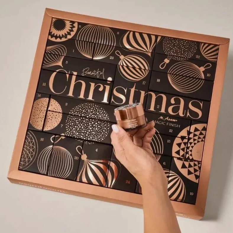 M. Asam MAGIC FINISH Frauen Adventskalender 2025 Make-up Advent Kalender Edition mit Foundation Mascara Lipstick,  für Damen und Mädchen ( Wert 212€ )