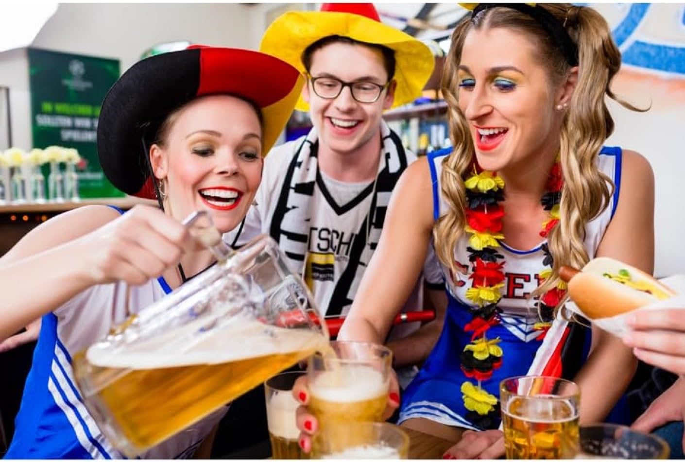 JUNG Wimpelkette 40m mit 100 Dreiecksfahnen Deutschlandfarben Schwarz Rot Gold – Wetterfeste Fan-Dekoration für Fußball EM 2024, Public Viewing, Fanfeste & Gartenparty, Innen & Außen