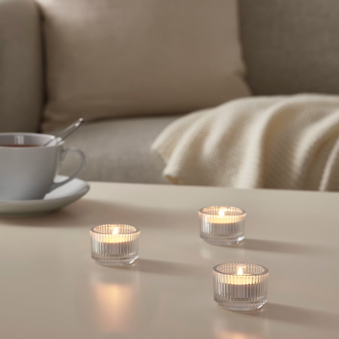 JUNG Teelichter Hochwertige 1000er Set, Ø37mm, 4 Stunden Brenndauer, Geruchsneutral, für Dekoration, Weiß, Paraffinwachs, Aluminiumhülle, Party, Hochzeit, Festlichkeiten, stimmungsvolle Beleuchtung, Weihnachten, Ostern, Geburtstag