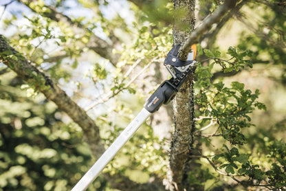 Fiskars UPX82 Bypass-Schneidgiraffe 1,6 m für frische Äste und Zweige, Gesamtreichweite 3,5m , mit Antihaft-Stahlklinge, innenliegendem Seilzug, drehbarem Schneidkopf, Aluminiumstiel, nicht teleskopierbar, 1,2 kg