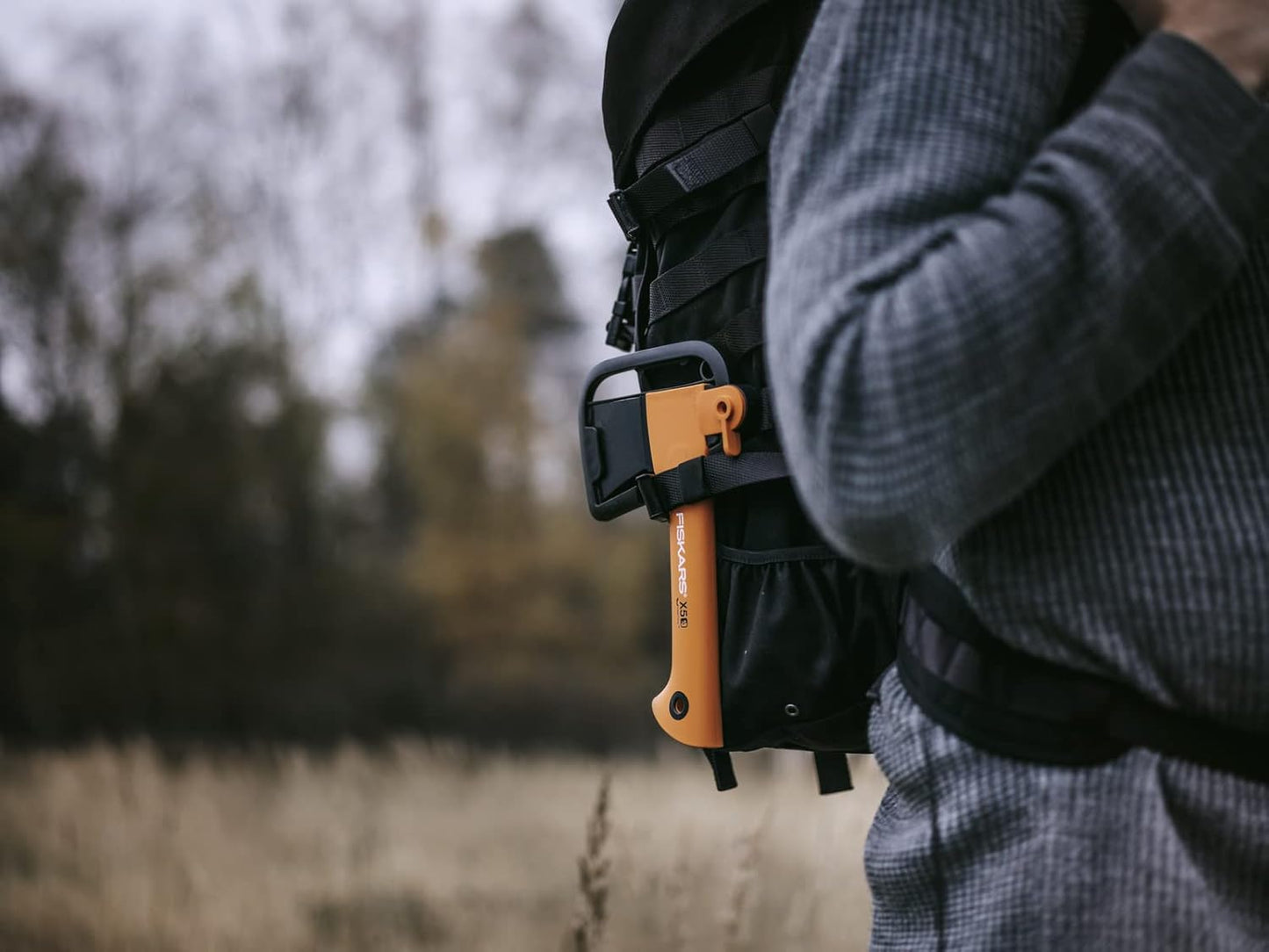 Fiskars Freizeitbeil X5-XXS Kompaktbeil 564g mit Antihaft-Stahlklinge und Glasfasergriff, Holzbeil für Anzündholz und Schnitzen, Outdoor-Kompaktaxt mit Transportschutz, 23 cm, Schwarz/Orange, 1015617