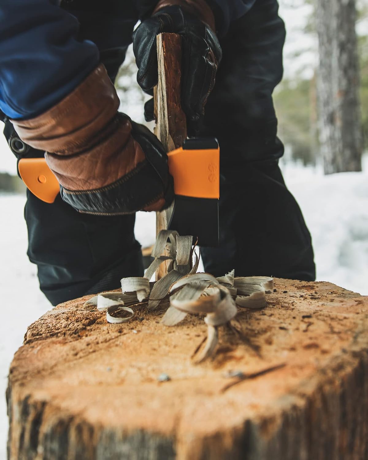 Fiskars Freizeitbeil X5-XXS Kompaktbeil 564g mit Antihaft-Stahlklinge und Glasfasergriff, Holzbeil für Anzündholz und Schnitzen, Outdoor-Kompaktaxt mit Transportschutz, 23 cm, Schwarz/Orange, 1015617